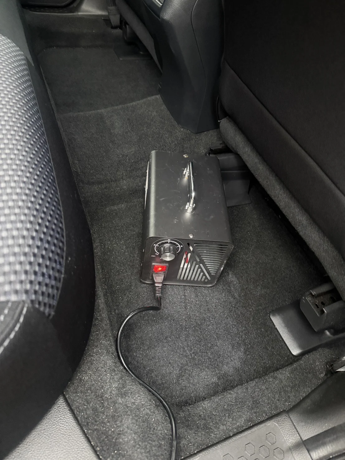 フォレスター車内でのオゾン消臭作業