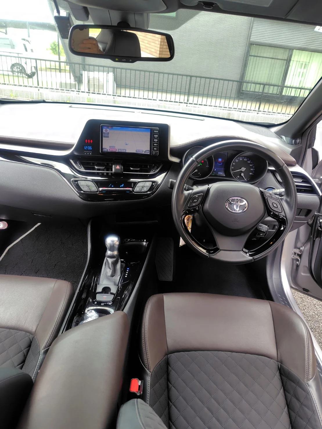 清掃後のC-HR前席と運転席まわり