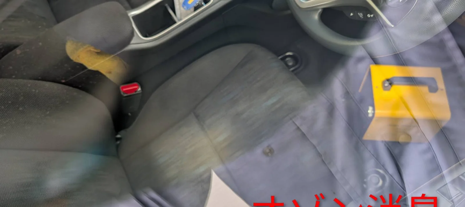 ホンダ シャトルの車内でオゾン消臭を行っている様子