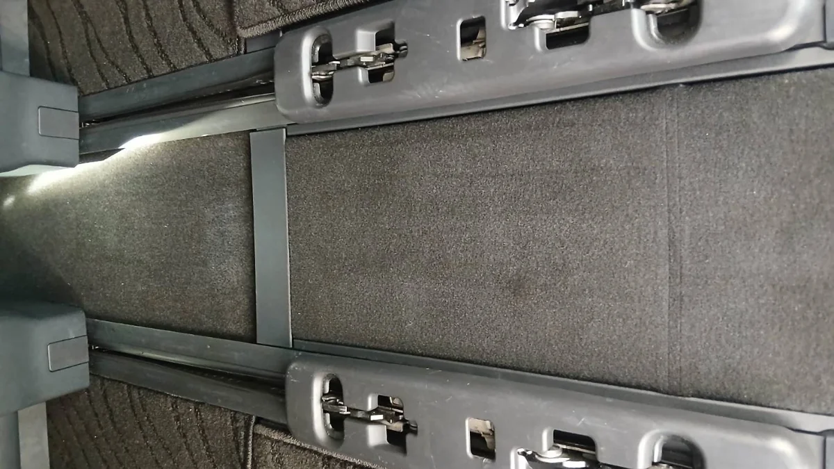 灯油が染み込みやすい車内の荷室マット下