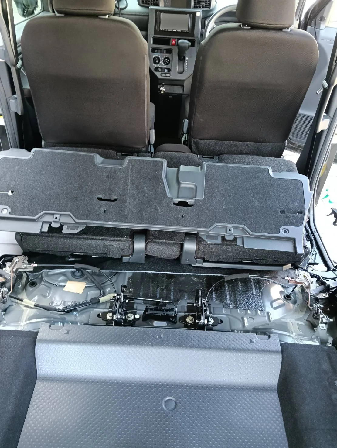 清掃後の後部座席下全体