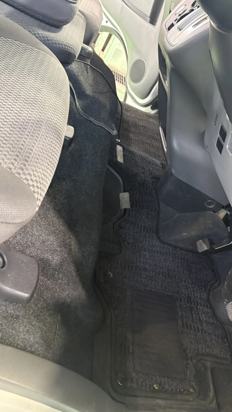清掃後 運転席足元・フロアの状態