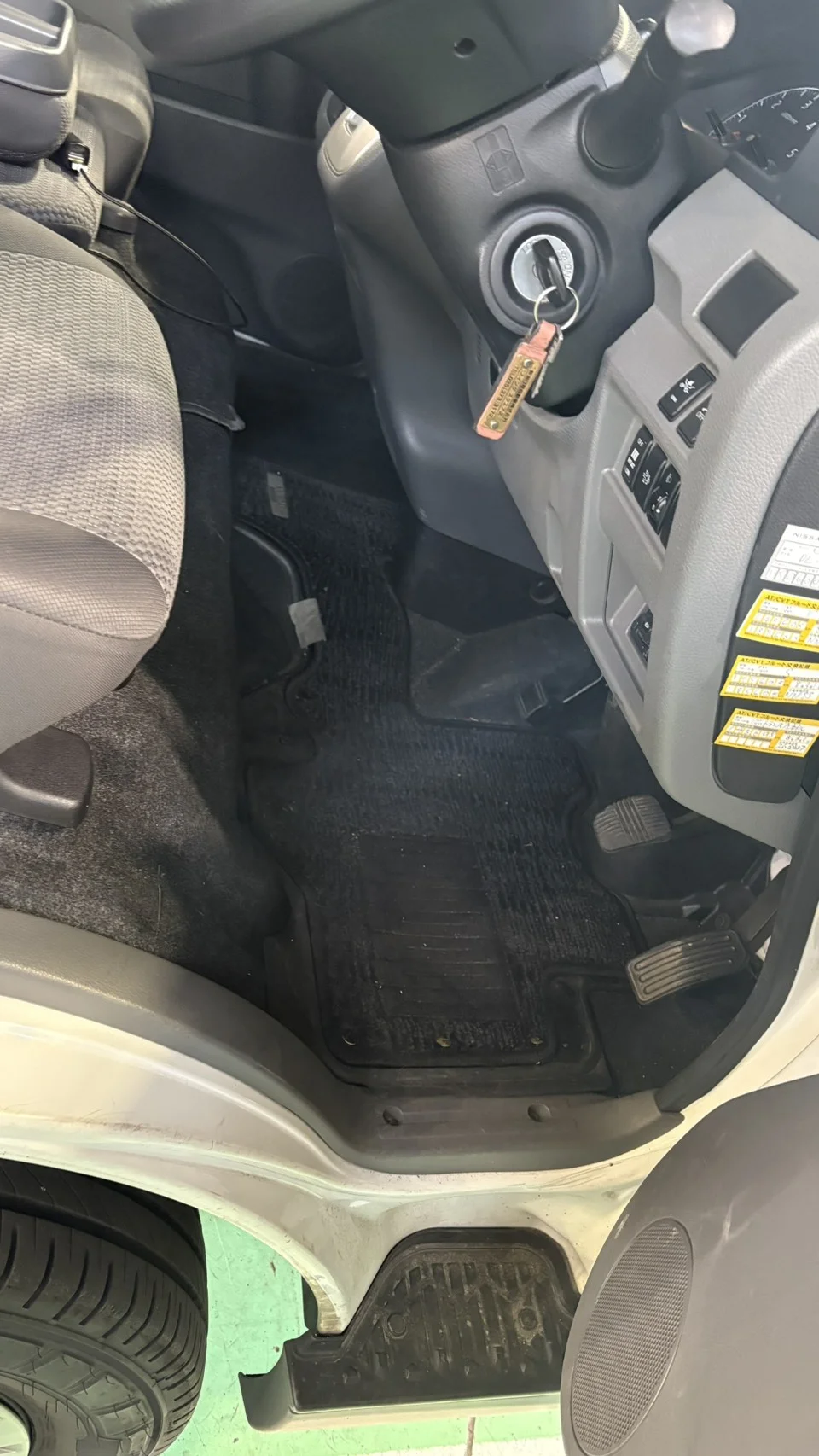 清掃前 運転席足元・フロアの状態