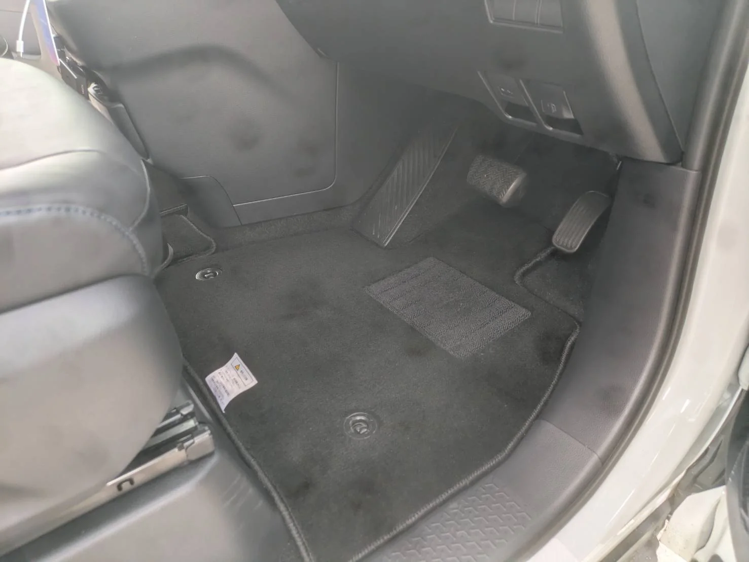 清掃後のトヨタ ヴォクシー運転席フロア
