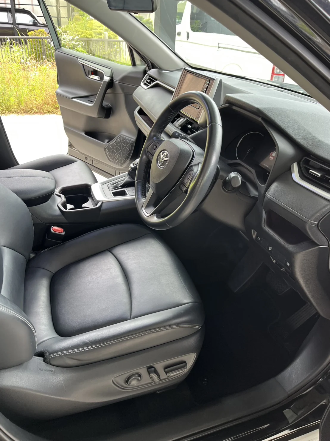清掃後のRAV4運転席まわり