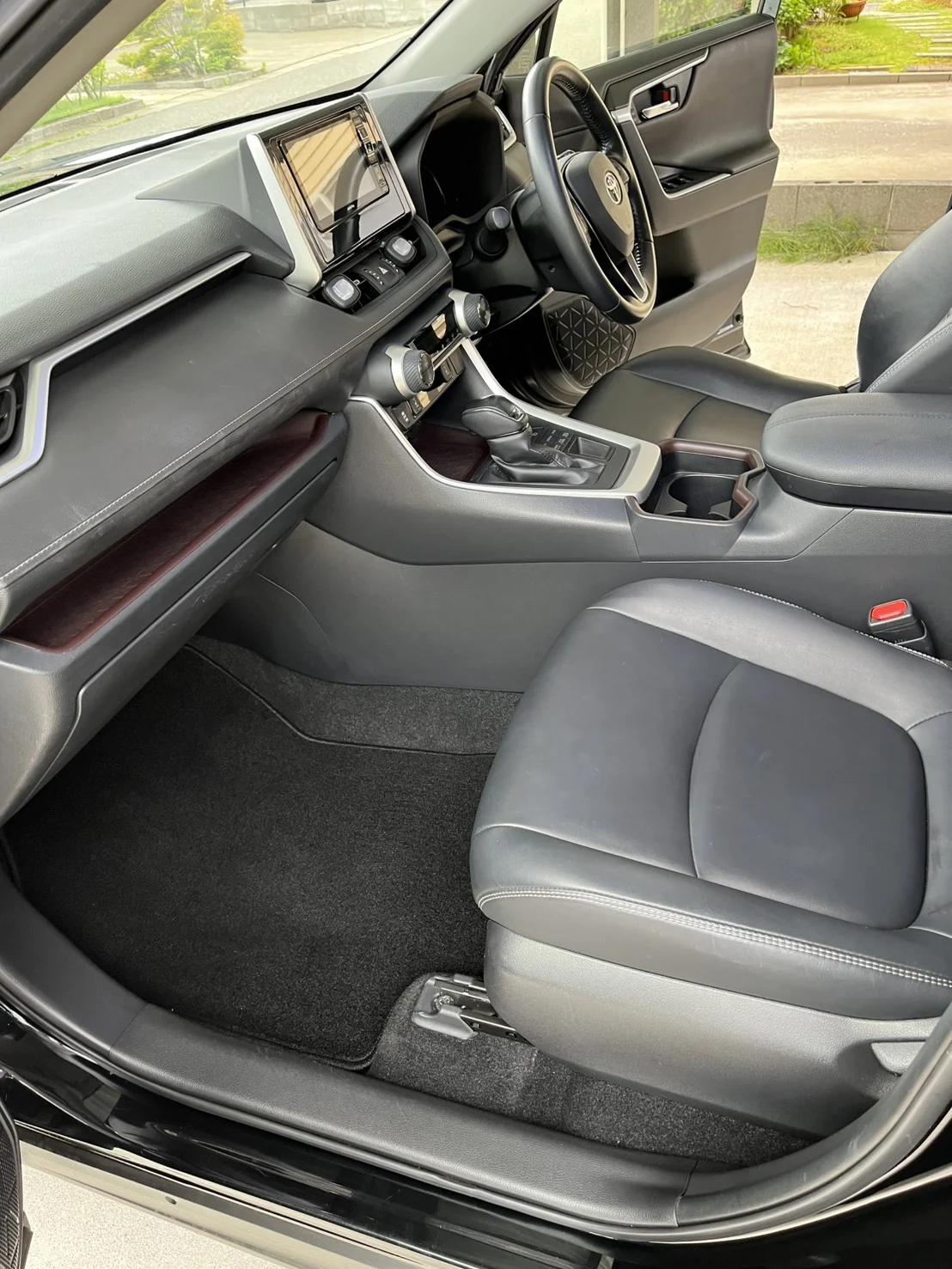 清掃後のRAV4助手席まわり