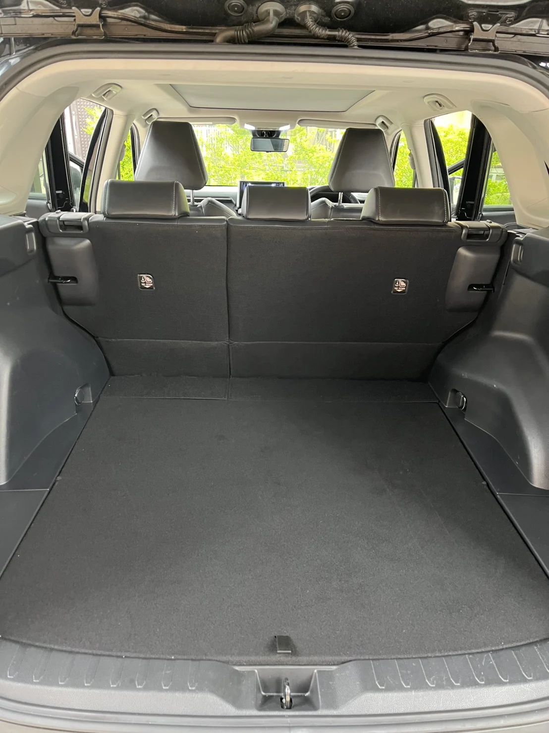 清掃後のRAV4荷室