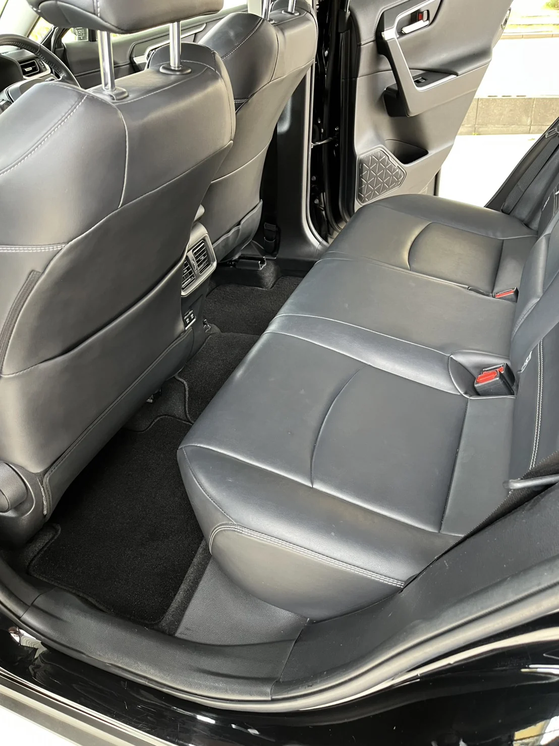 清掃後のRAV4後部座席