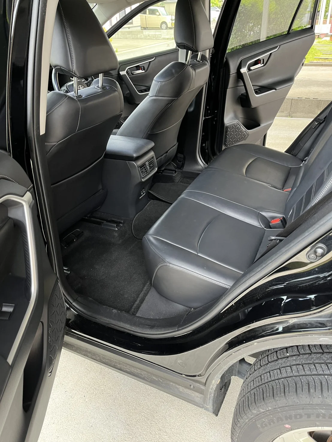 清掃後のRAV4後部座席全体