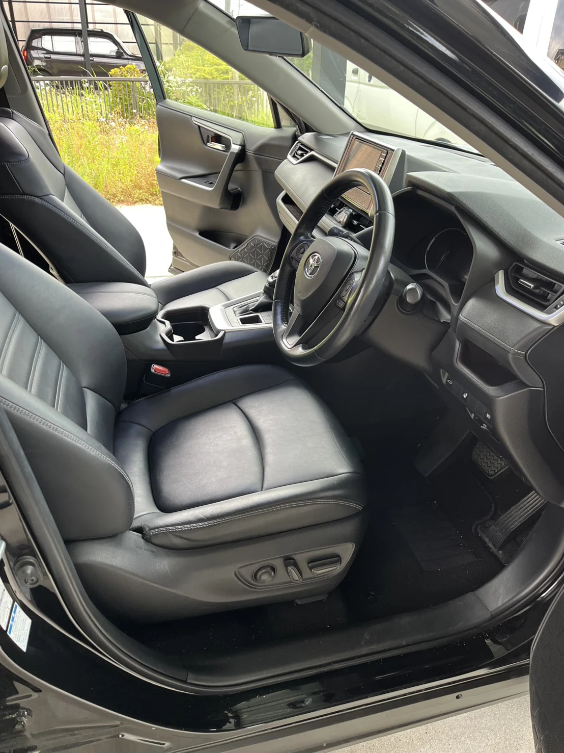 清掃前のRAV4運転席まわり