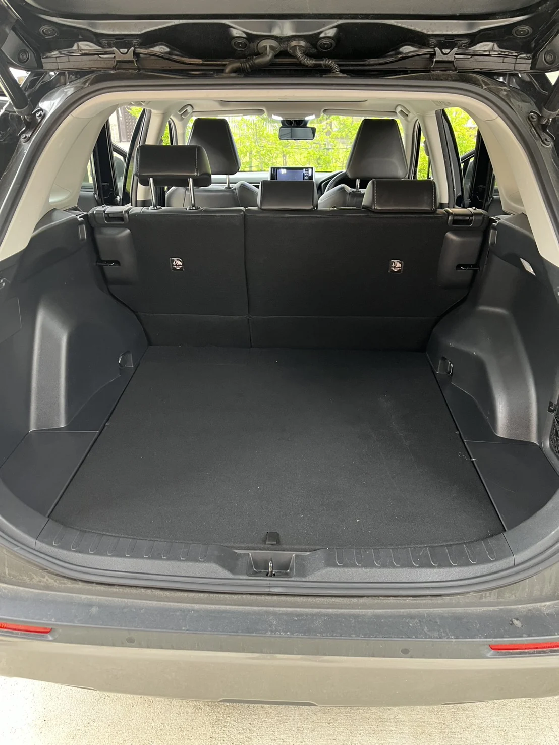 清掃前のRAV4荷室