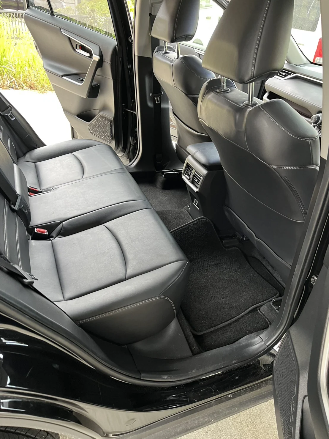 清掃前のRAV4後部座席左側足元