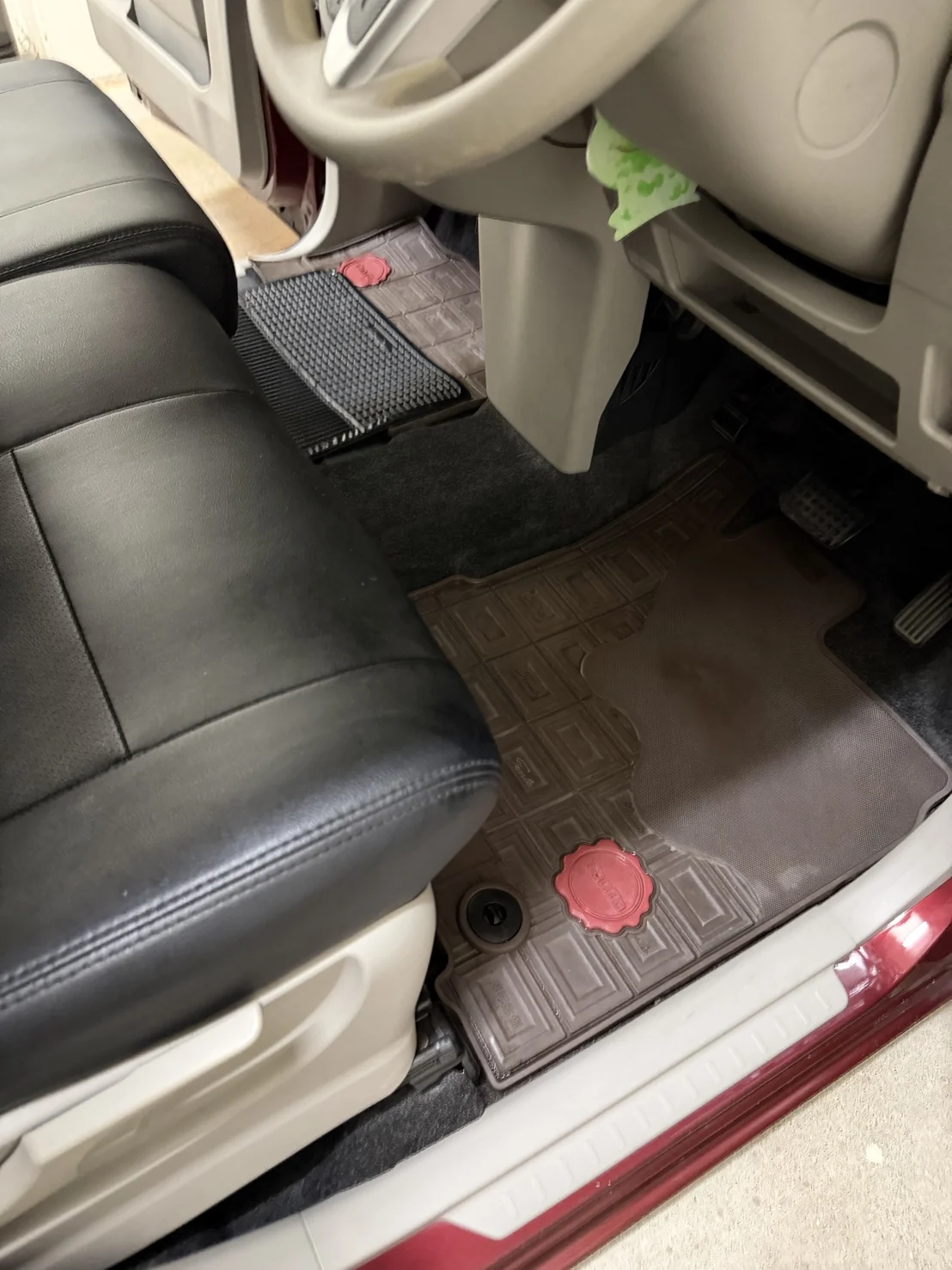 清掃前のタント運転席下付近