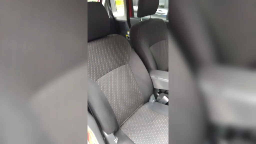 清掃後のスズキ スペーシア運転席シート