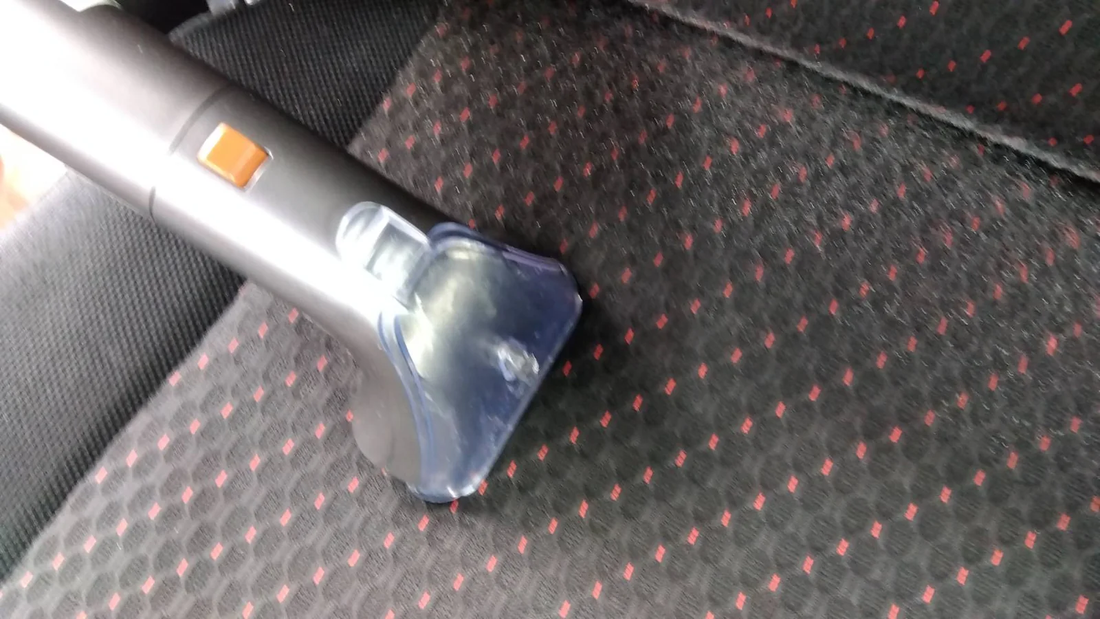 スズキ スペーシア運転席シートの洗浄作業