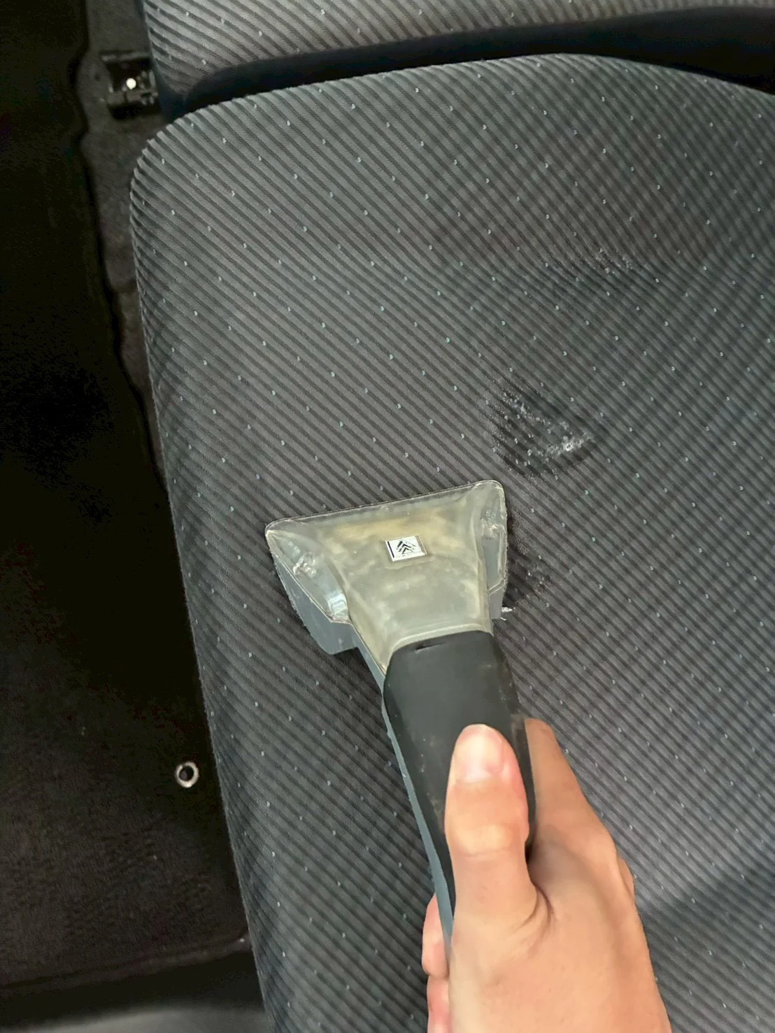 ワゴンR助手席の吸い出し清掃作業