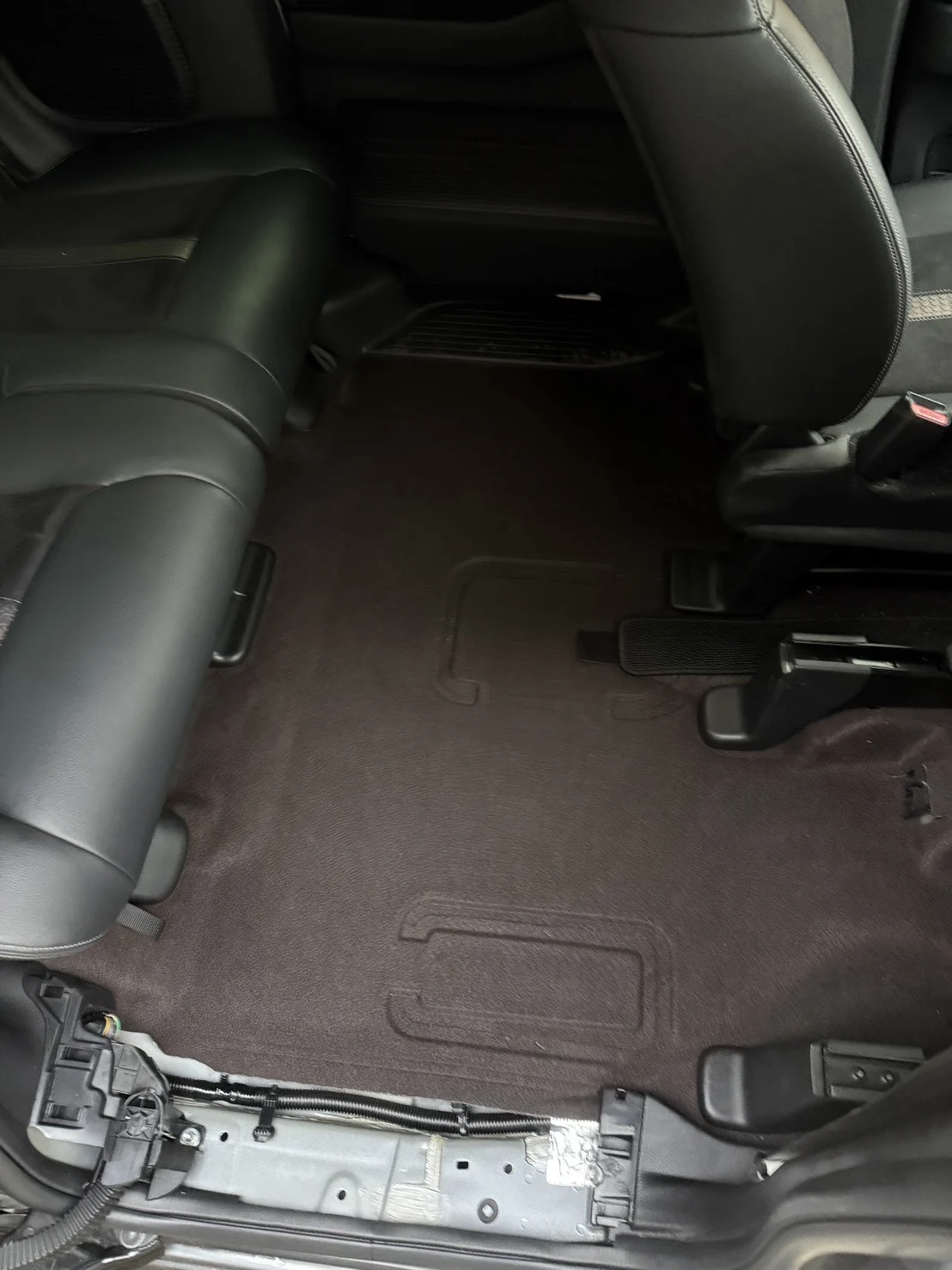 フロアマット下を確認したワゴンR車内