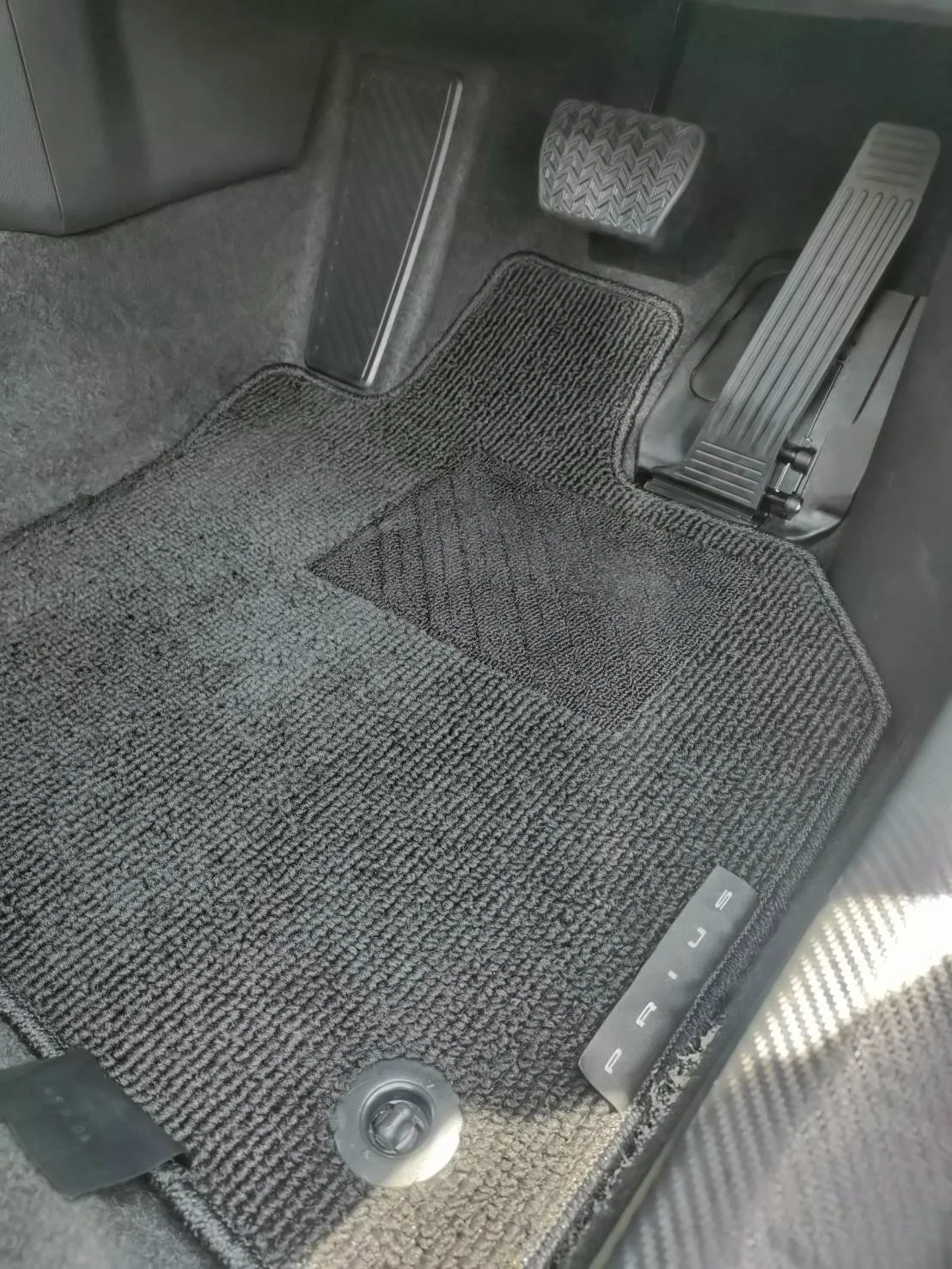 清掃後のトヨタ プリウス運転席足元のフロアマット