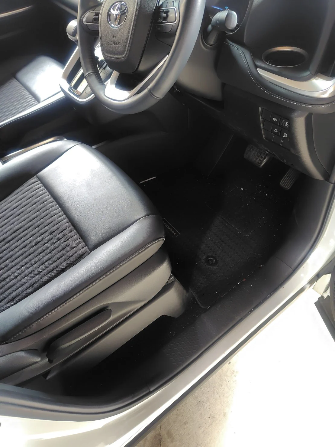清掃前確認時のノア運転席足元