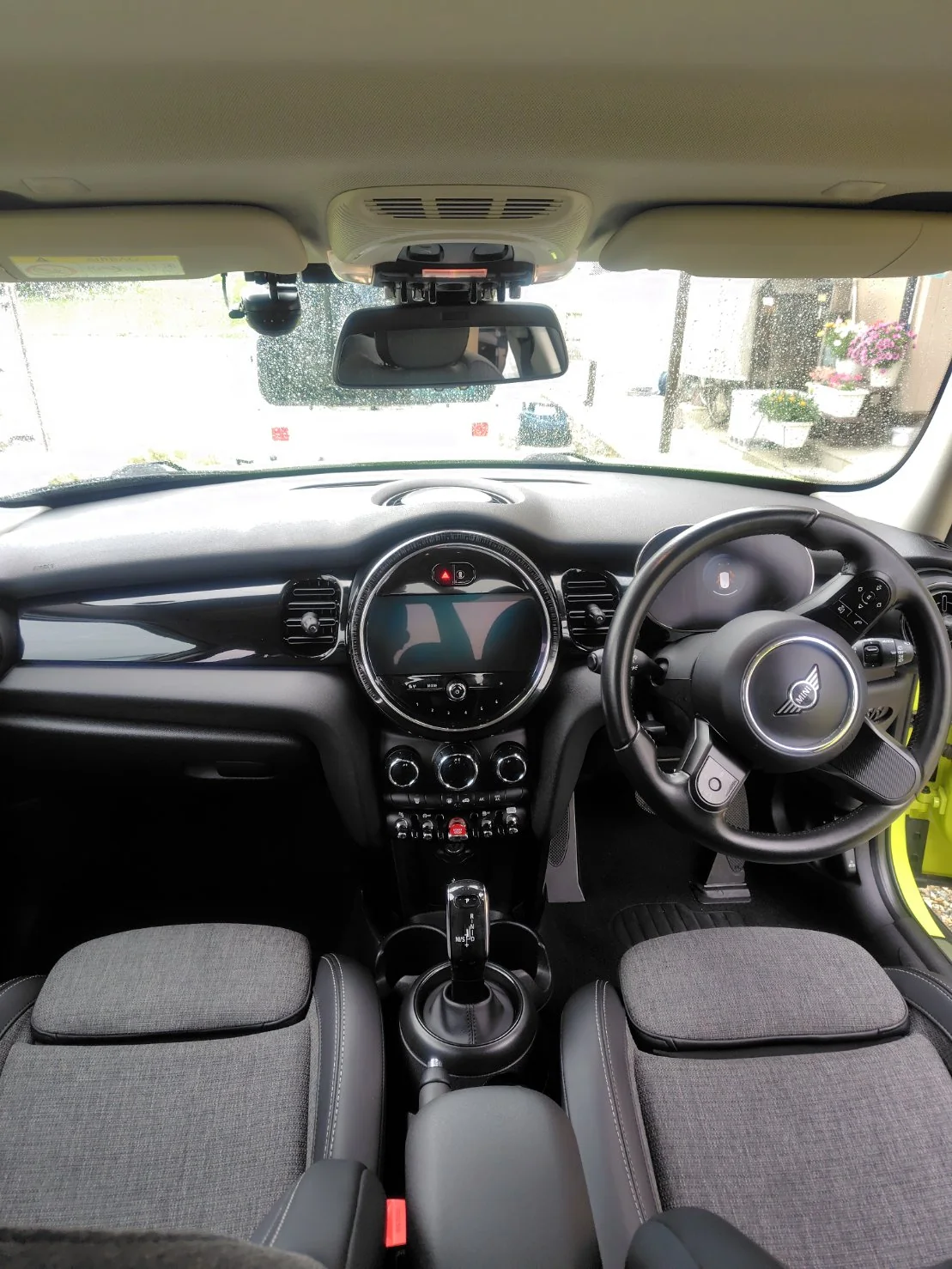 清掃後のミニクーパー前方車内