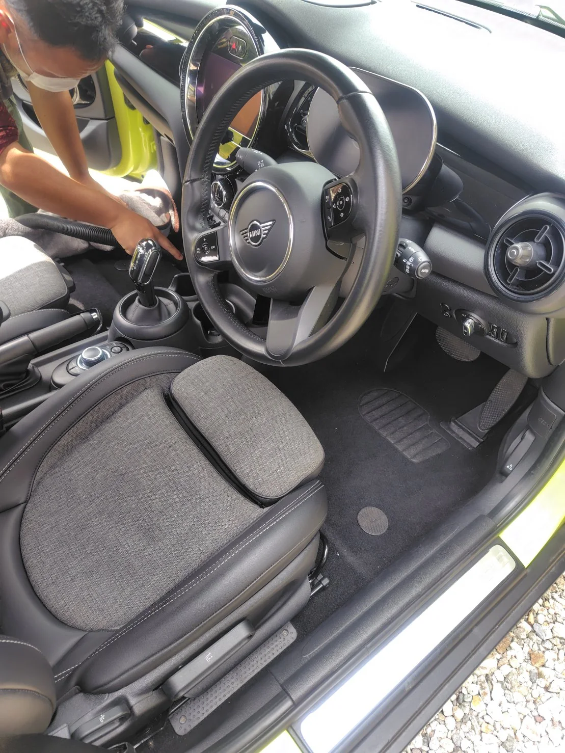清掃後のミニクーパー運転席まわり