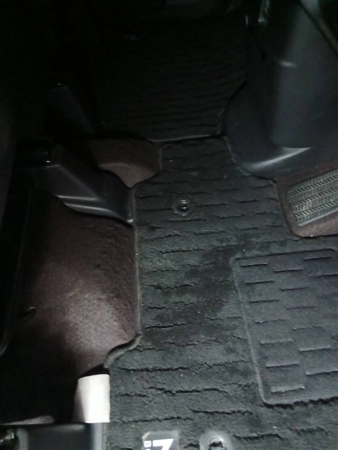 清掃前 運転席足元・フロアマットの状態