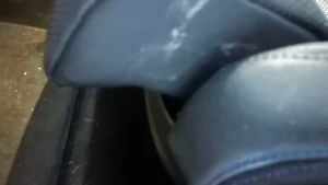 シート下の見えない汚れを確認する車内クリーニングのイメージ