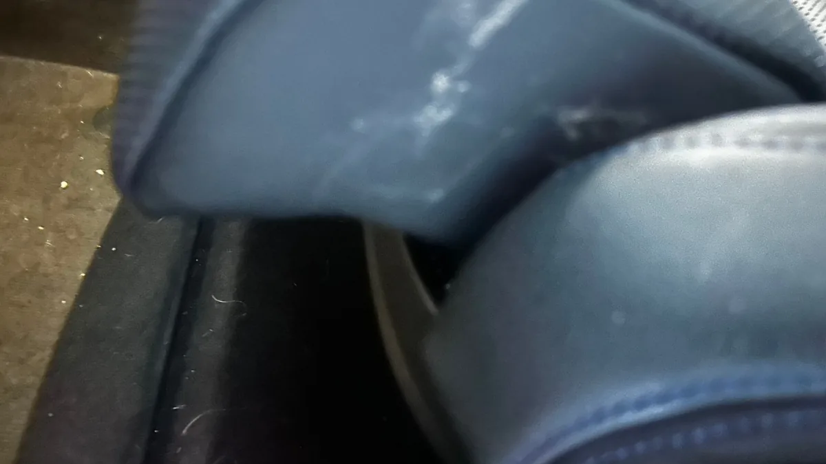 シート下の見えない汚れを確認する車内クリーニングのイメージ