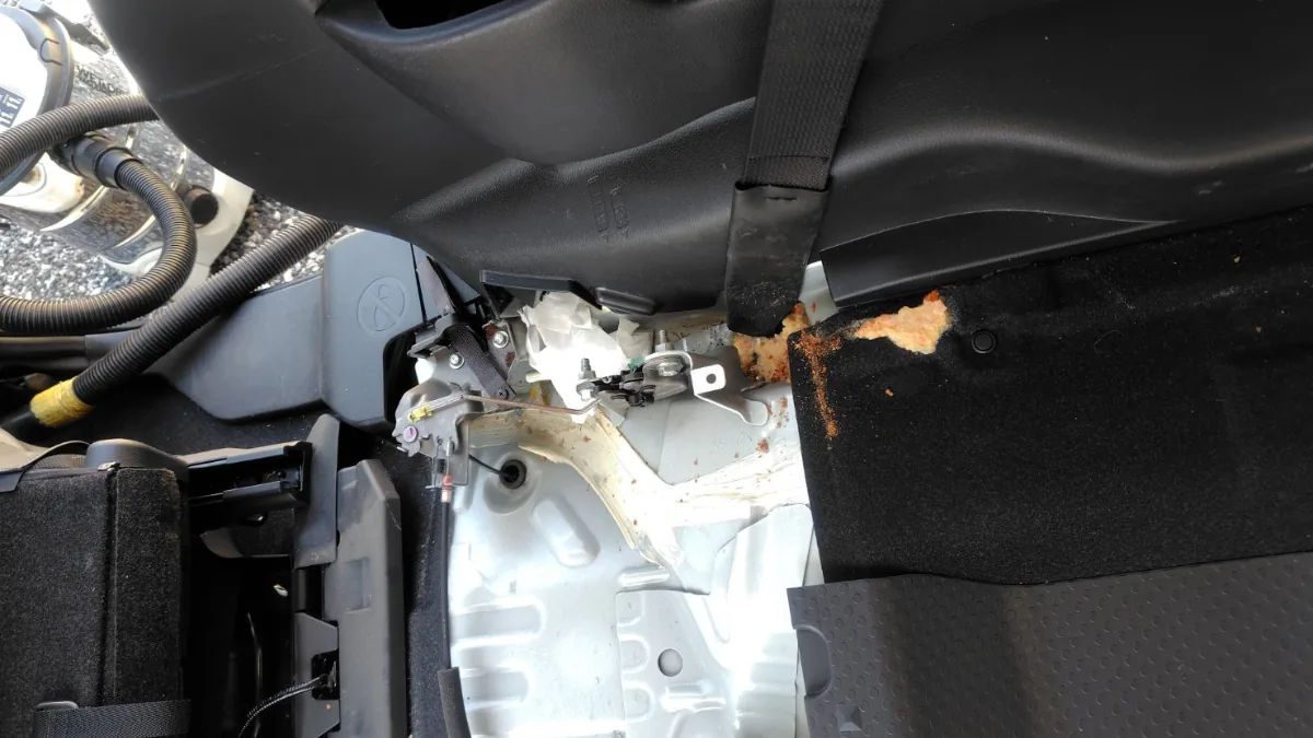シート周辺に広がった汚れを分解確認する車内クリーニング作業