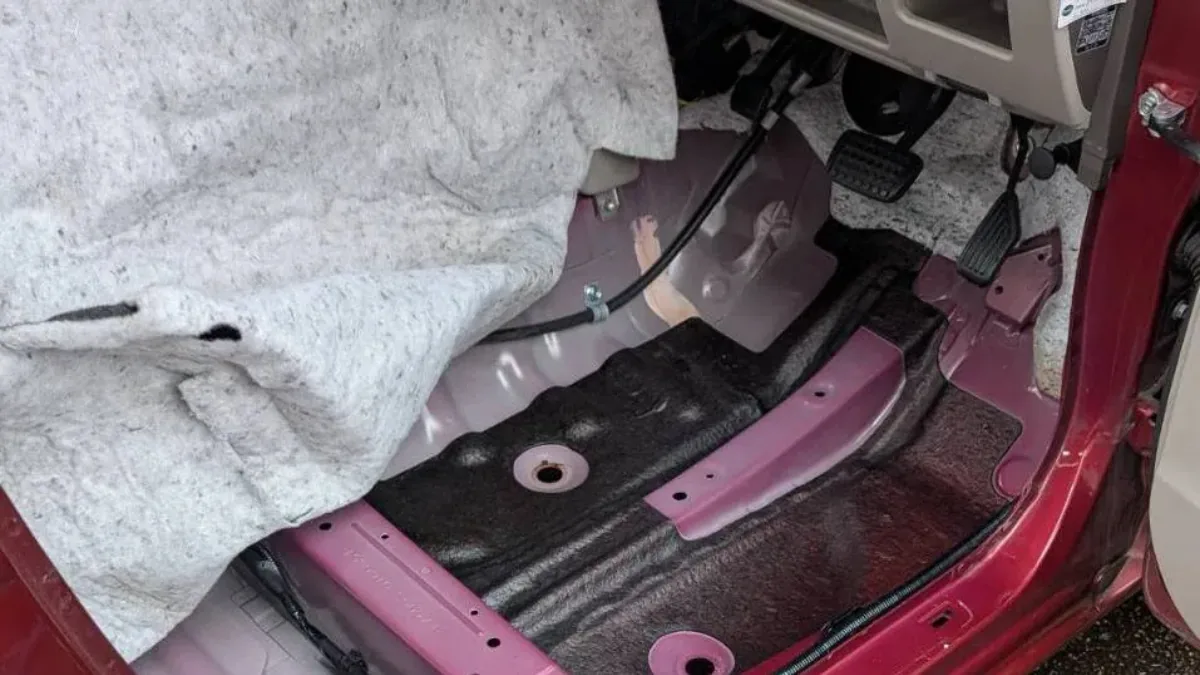 フロア下まで状態を確認して清掃する車内クリーニングの様子