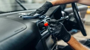 車内清掃の依頼先を検討する車両イメージ