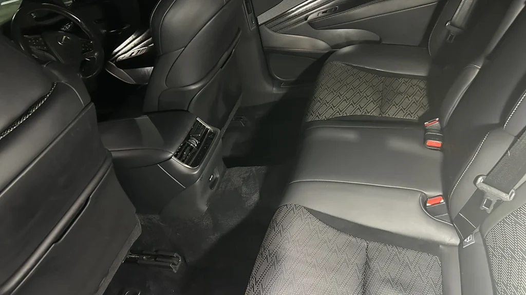清掃後のレクサス LS500後部座席まわり
