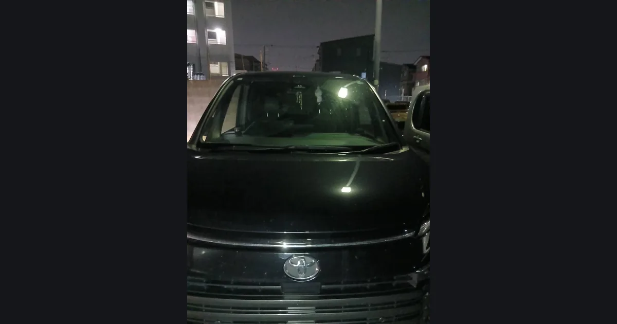 兵庫県尼崎市で対応したトヨタ ヴォクシーの車両外観(夜間)