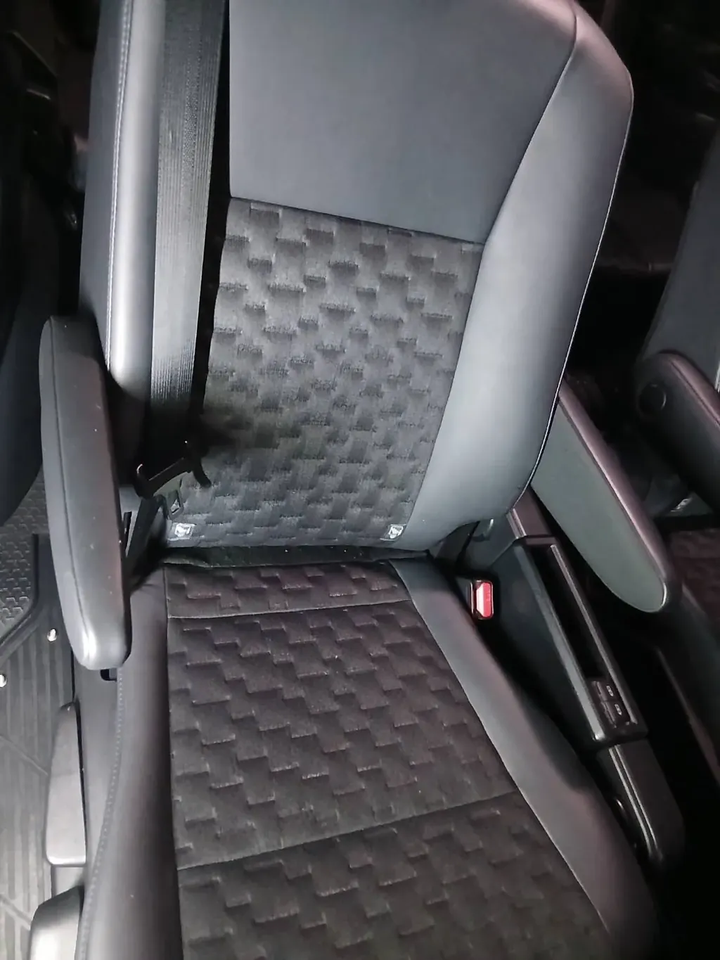 トヨタ ヴォクシー 車内清掃後のシートレール周辺の状態