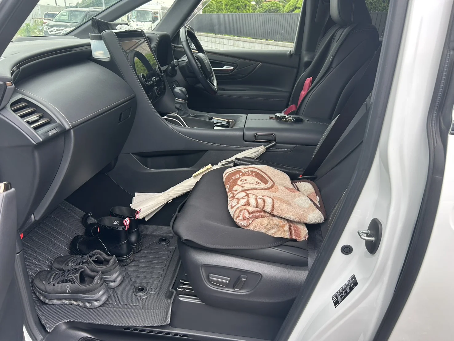 アルファード車内清掃アフター：フロントシート仕上がり