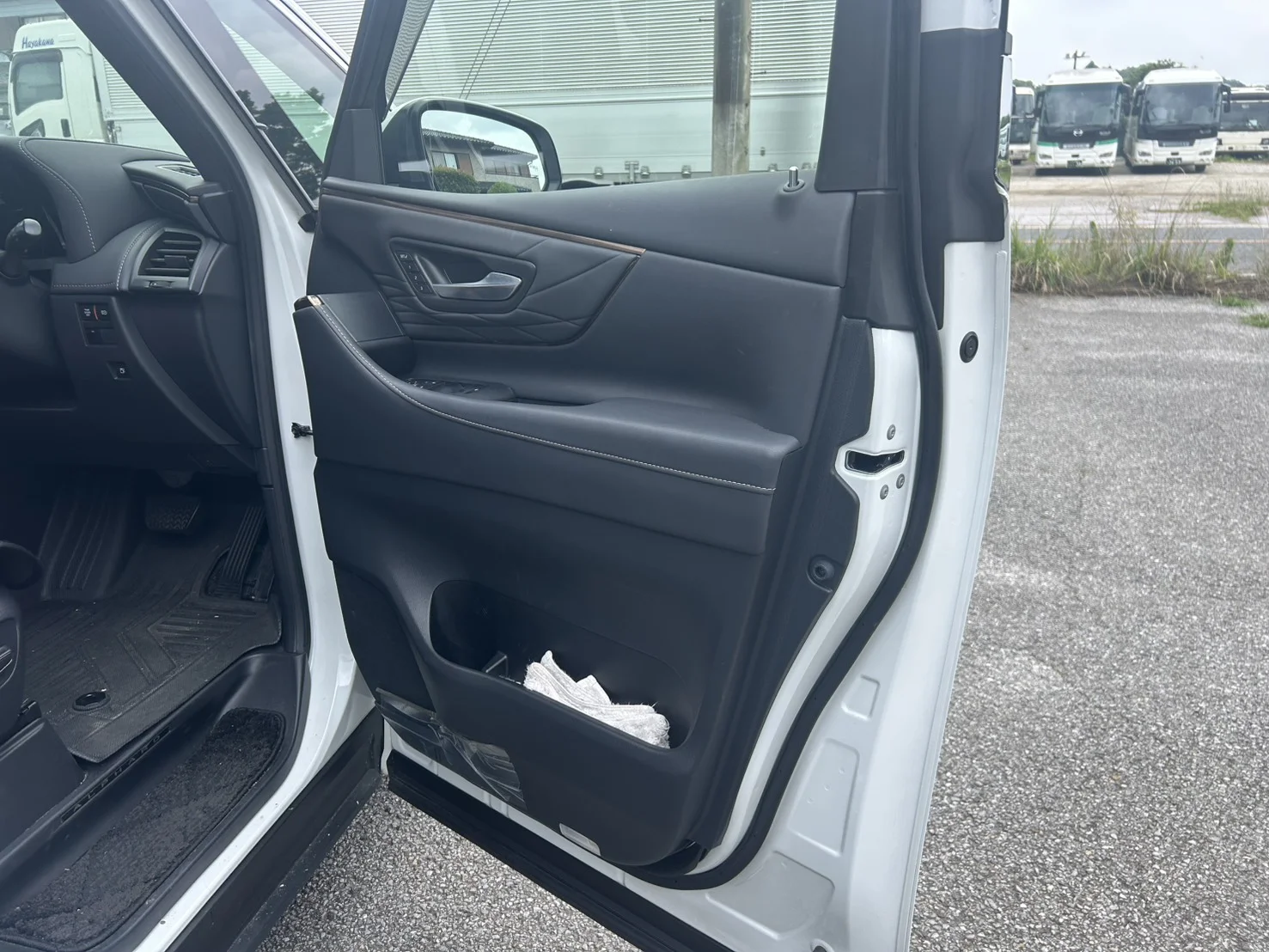 アルファード車内清掃ビフォー：後部座席の汚れ状態