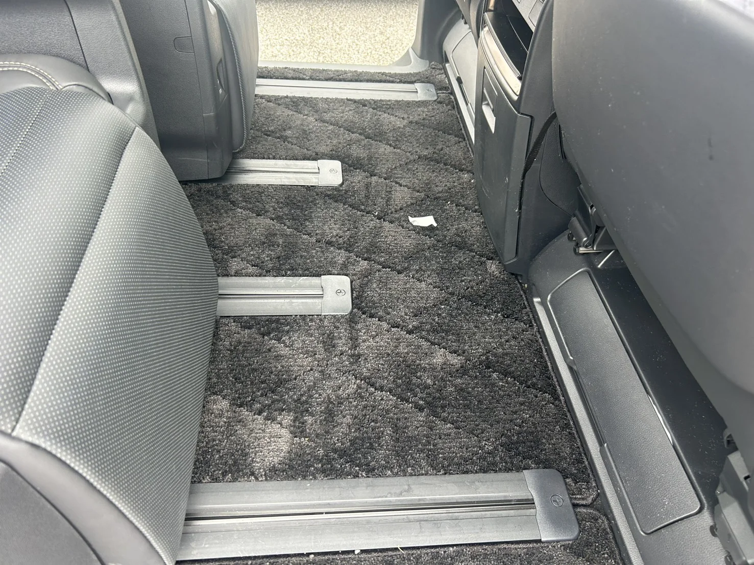 アルファード車内清掃ビフォー：ドアトリムと内張りの汚れ