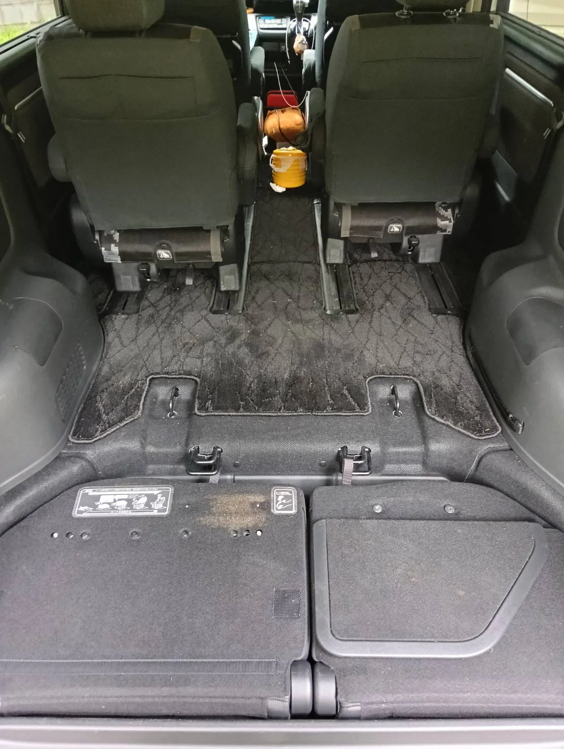清掃前のホンダ ステップワゴン：3列目シートを倒したフラット状態