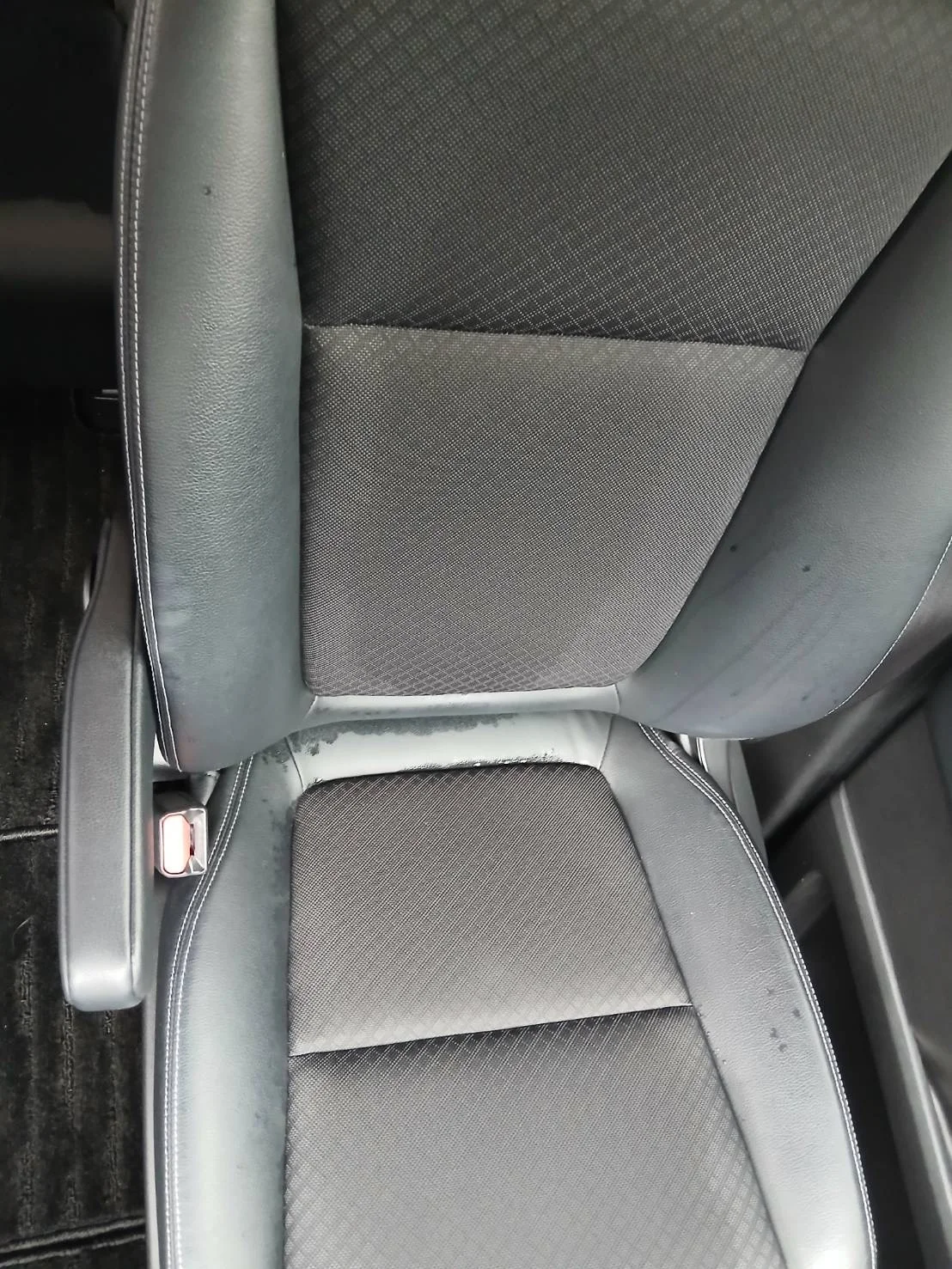 ホンダフリード車内クリーニングビフォー：後部座席の状態