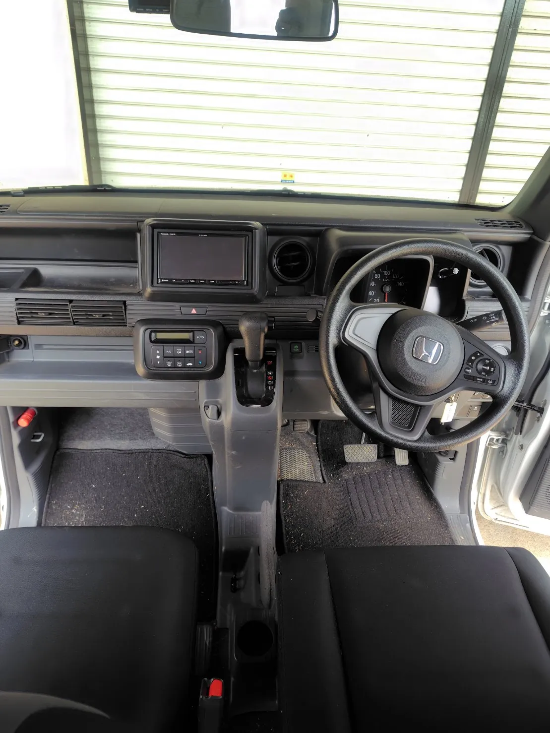 ホンダN-VANの運転席まわりのダッシュボードとハンドル周辺