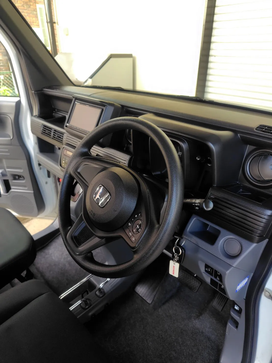 助手席側から見たホンダN-VANのダッシュボード全体