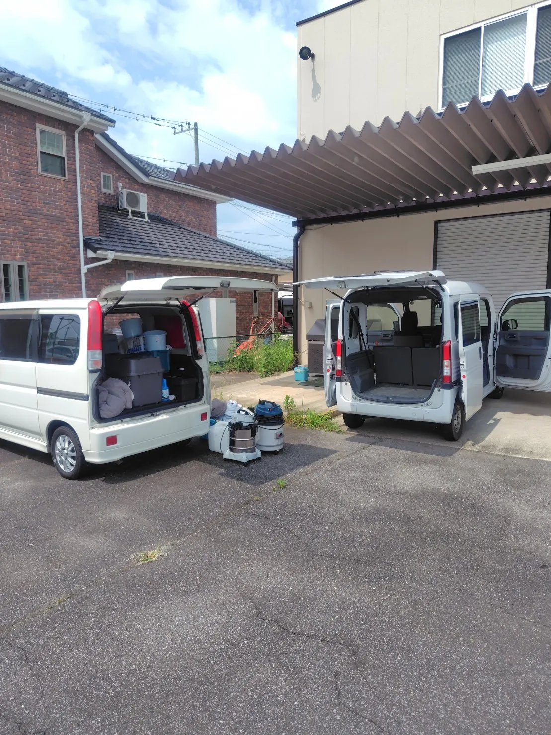 茨城県土浦市の平面駐車場でホンダN-VANを清掃している様子