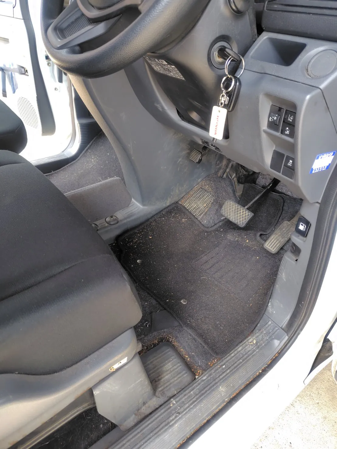 運転席側フロアマットに見られる細かい砂ぼこりや落ち葉