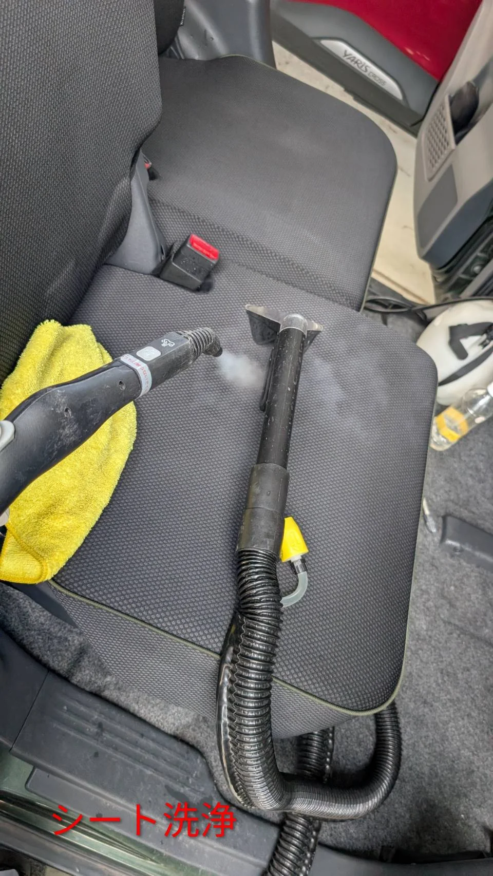 嘔吐清掃作業中：業務用洗浄機でシートを洗浄
