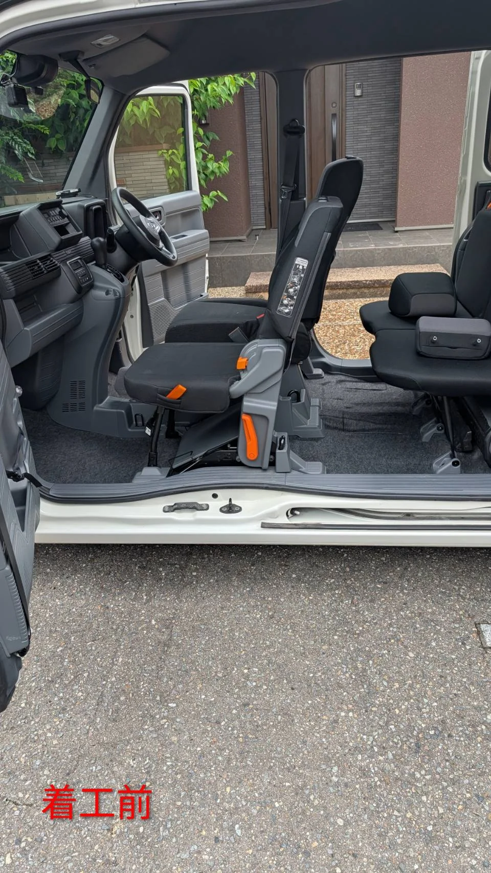 Nバン車内クリーニングビフォー：車内全体の汚れ