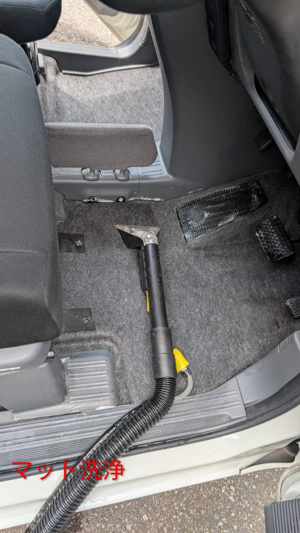 Nバン車内クリーニング作業中：フロアマット洗浄
