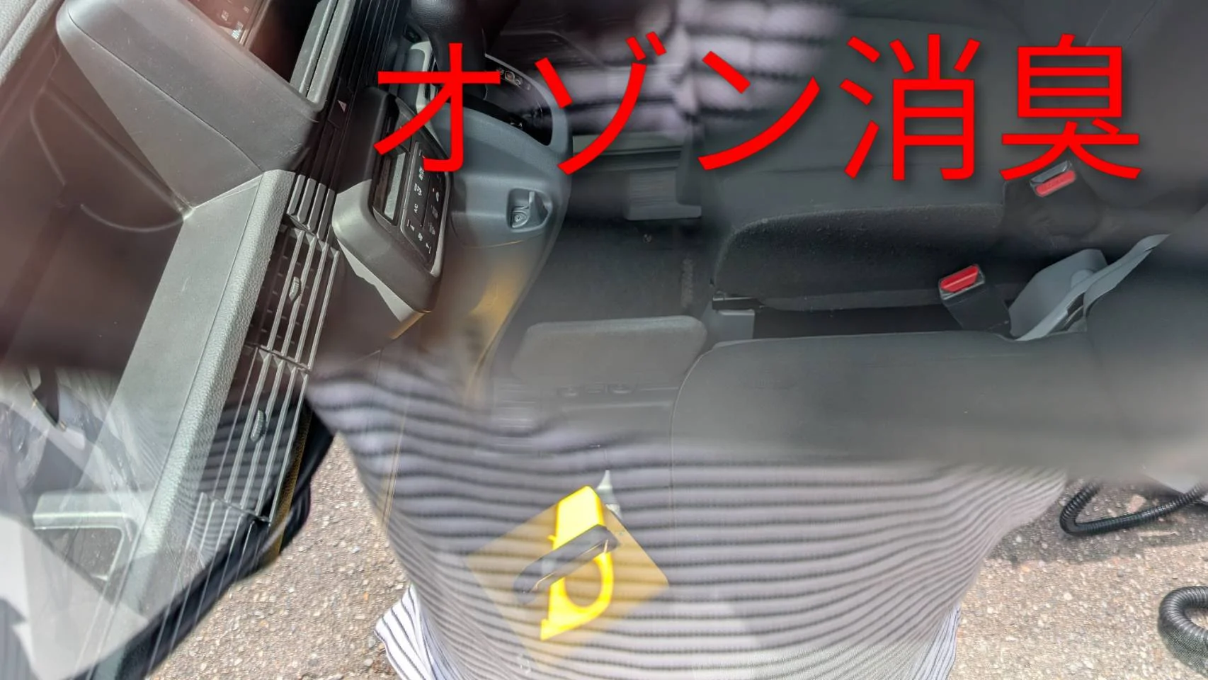 Nバン車内クリーニング作業中：オゾン消臭の様子