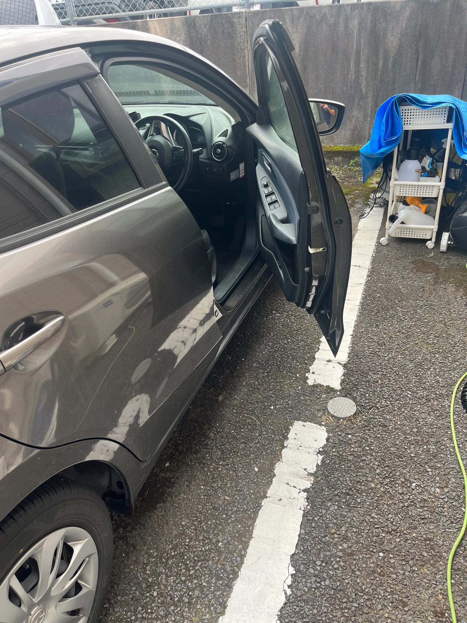 作業中の外観：自宅駐車場で清掃対応中
