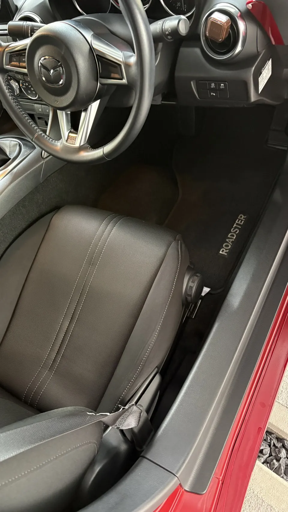 マツダロードスター 車内清掃後の助手席とフロアマットの様子
