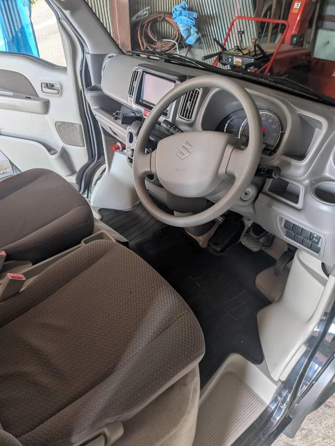 新潟県長岡市 スズキエブリー 運転席まわりの車内清掃前の様子